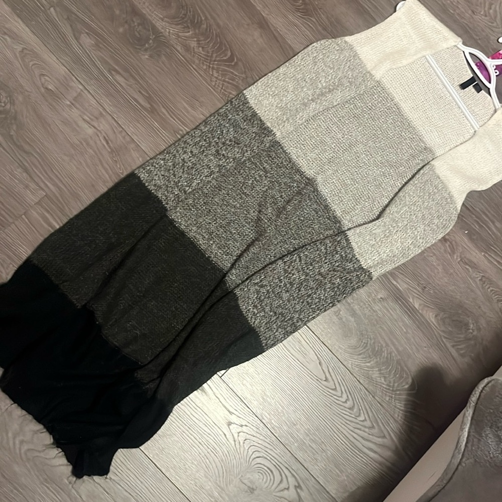 ☀️Variegated Medium Long Cardigan White Greys And Black Sections